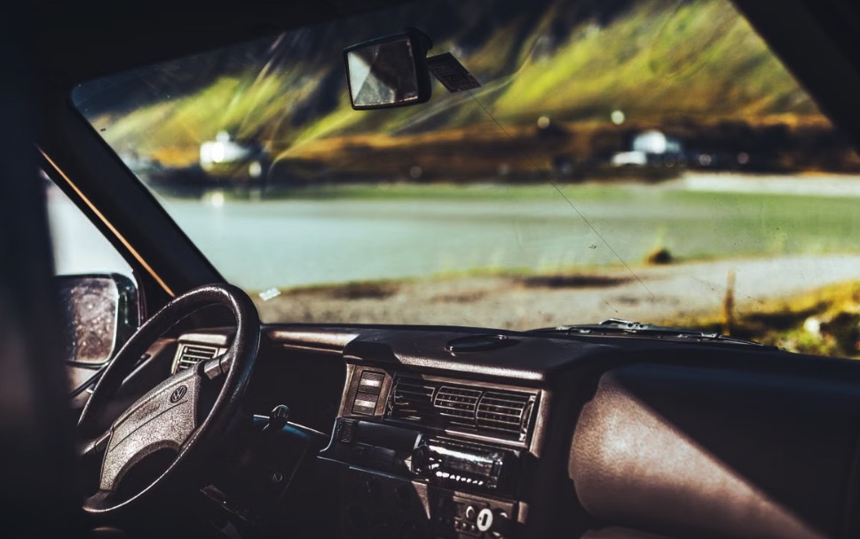 Tableau de bord d'une voiture de location avant le départ en excursion